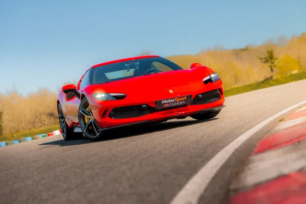 Ferrari 296 GTB en piste