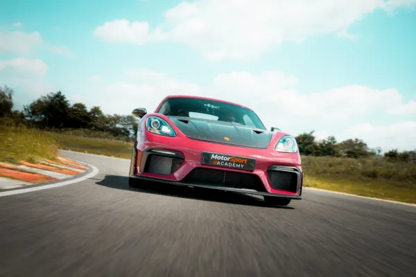 Porsche 718 Cayman GT4 RS en piste